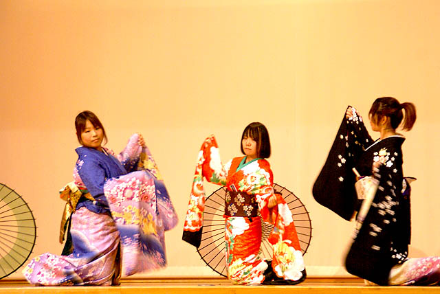 kimonogirls_three1.jpg