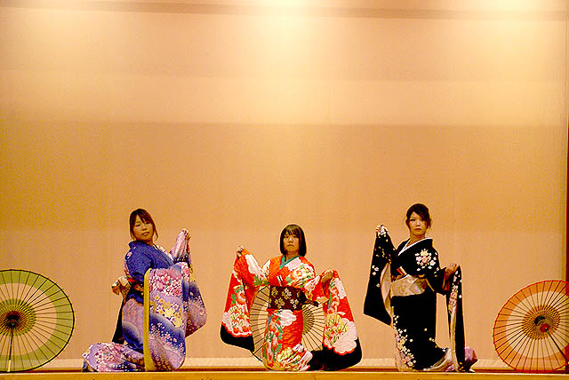kimonogirls_three3.jpg