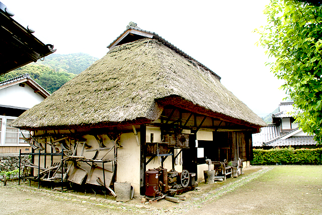 shirokawa_folkdatamuseum_warabuki.jpg
