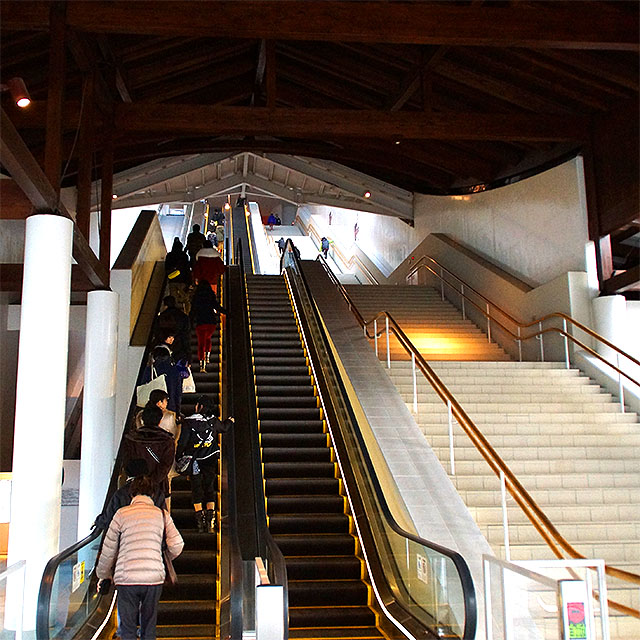 kyushumuseum_escalator1a.jpg