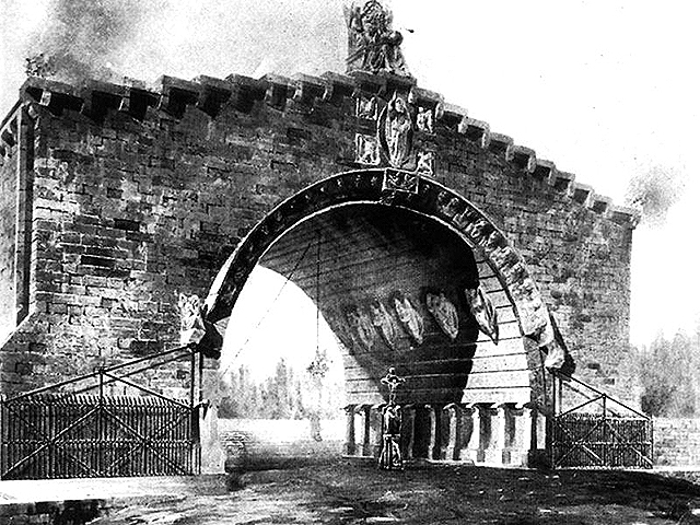 Puerta_cementerio_(1875).jpg